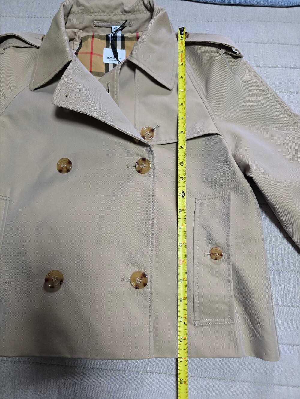 Cropped Classic Beige Women’s Trench Coat with Plaid Lining - Picture 14 of 15